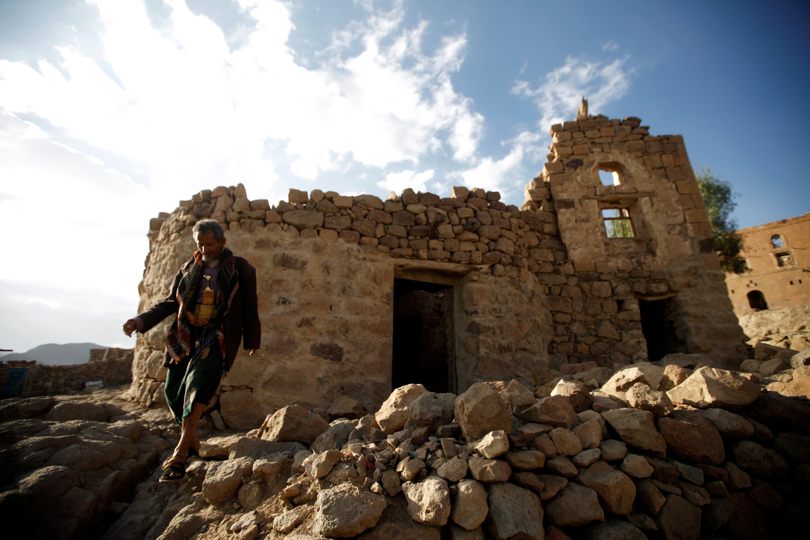 اليمن.. الحوثيون يعلنون عن غارات للتحالف قرب حدود السعودية