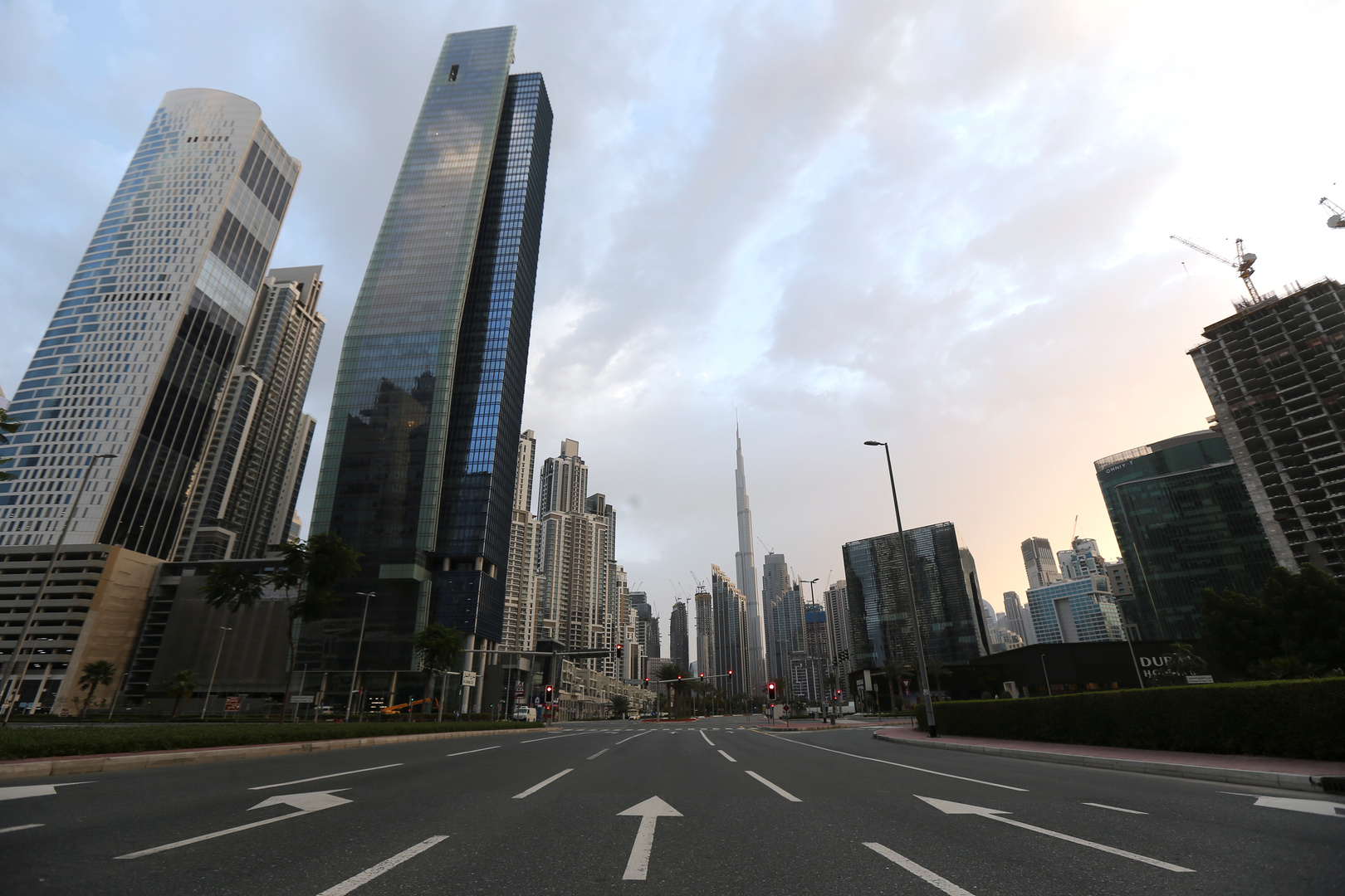 دبي تشدد القيود على الحركة لمدة أسبوعين لوقف انتشار فيروس كورونا