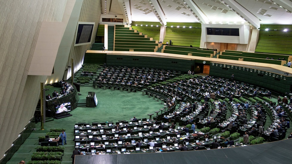 البرلمان الإيراني يعقد أول جلساته بعد انتشار كورونا .. والنواب لم يلتزموا بالمسافات المقررة (صورة)