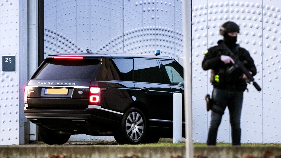 هولندا.. اعتقال رجلين أحدهما مسلح في مطار أمستردام