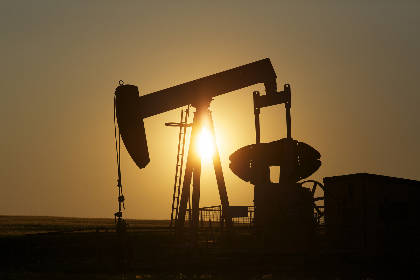 العراق يخفض إنتاجه النفطي مليونا و61 ألف برميل