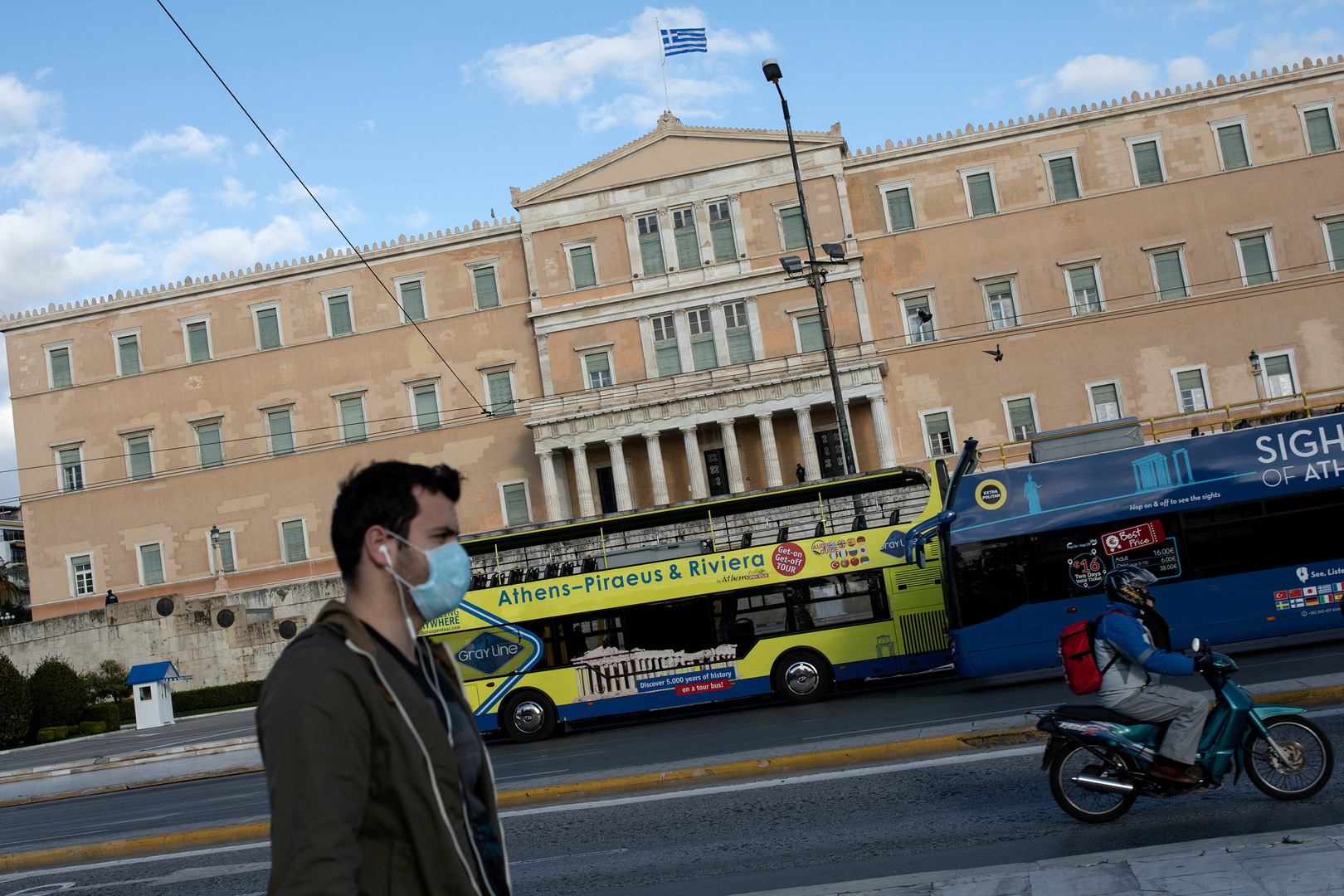 اليونان تمدد إجراءات العزل العام حتى الرابع من مايو