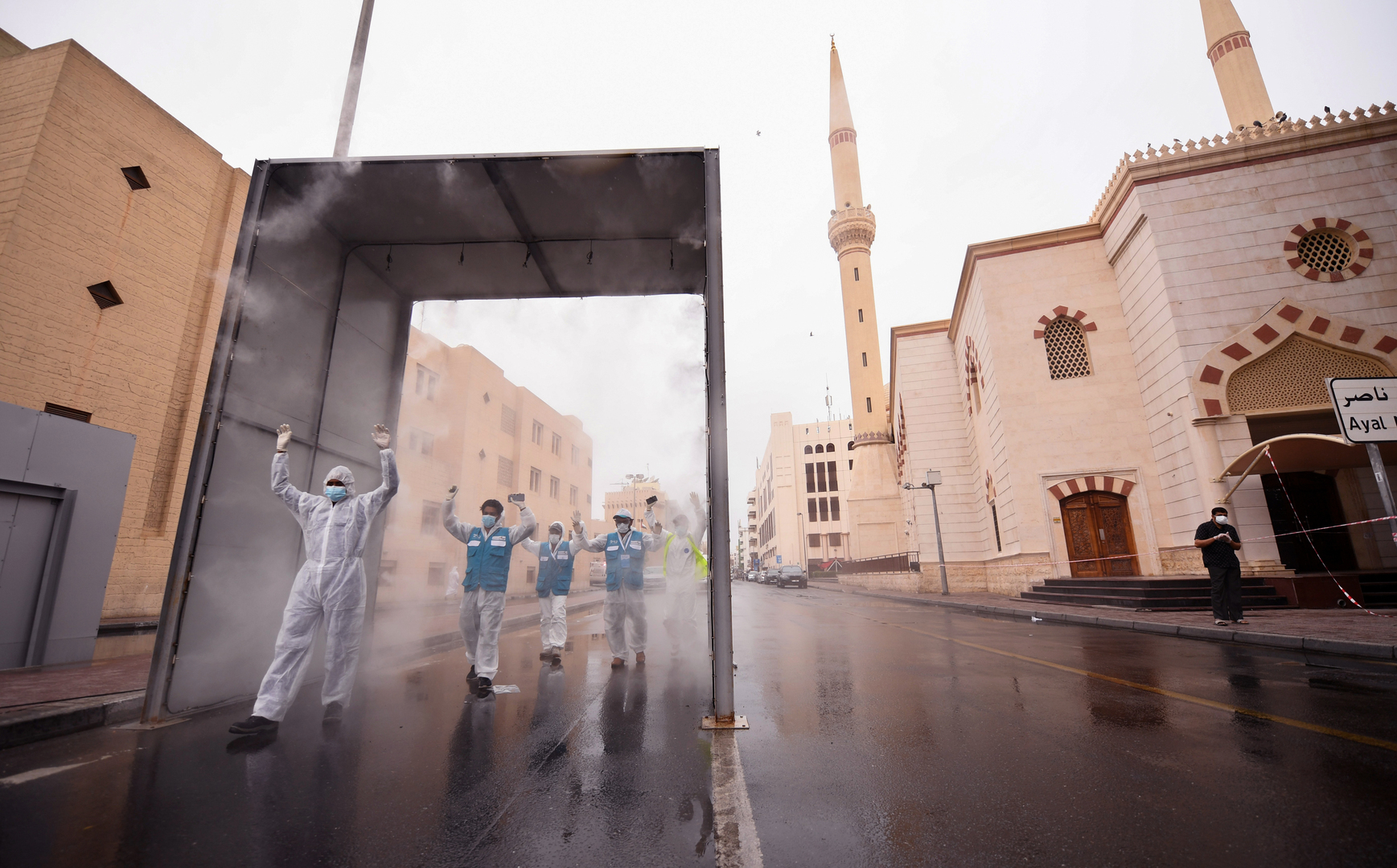 الإمارات تطالب بالصلاة في المنازل خلال رمضان