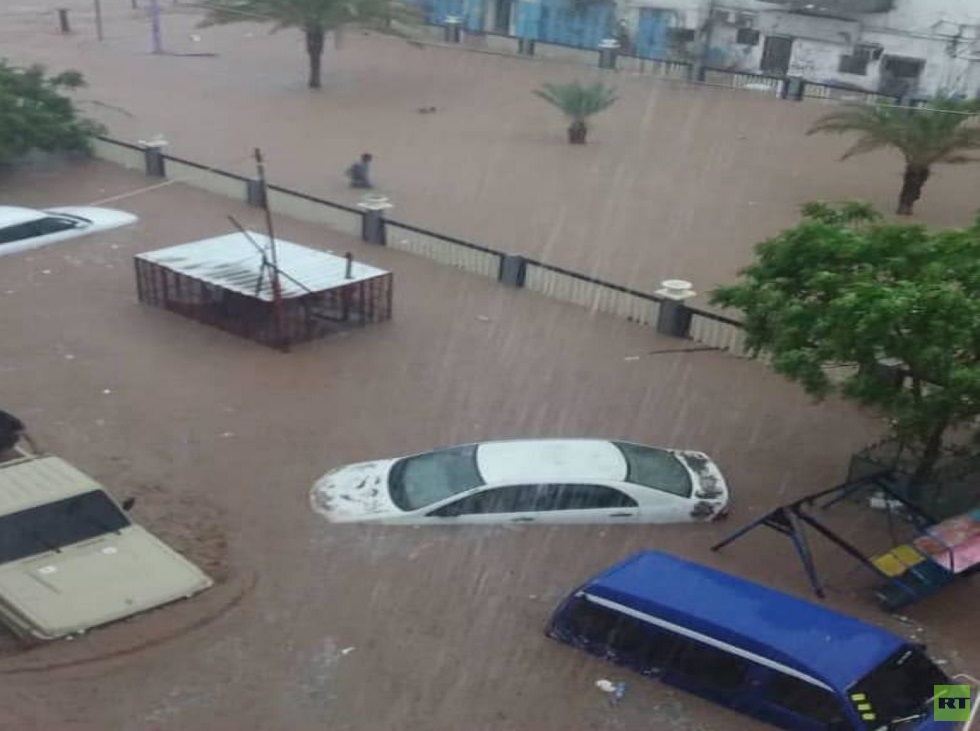 أمطار وسيول قوية تضرب مدينة عدن جنوب اليمن (فيديو)