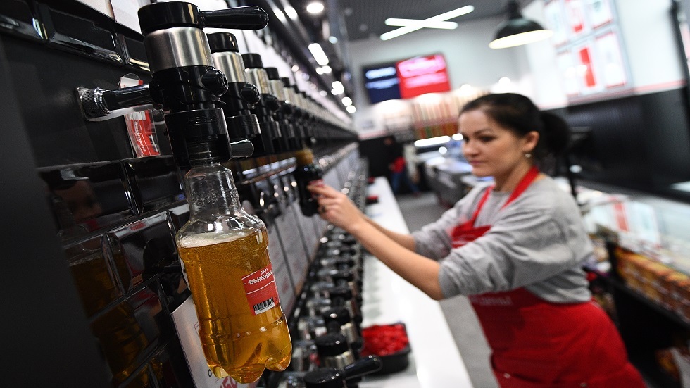 محافظ روسي يفرض قيودا على بيع البيرة في مقاطعته