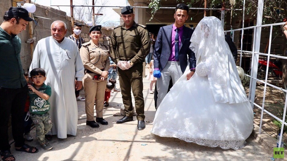 الشرطة العراقية تزف 23 عريسا رغم حظر التجول