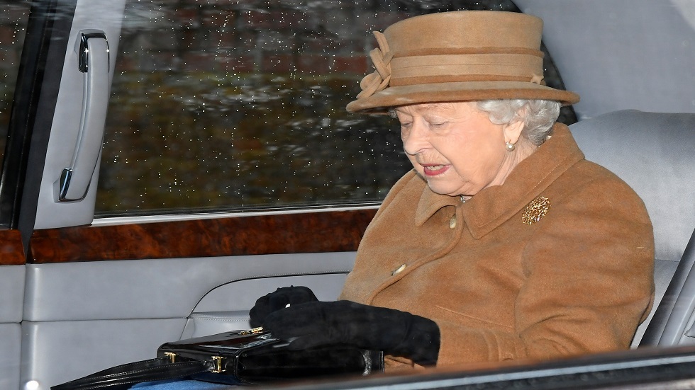 رسائل سرية من الملكة لموظفيها باستخدام حقيبة اليد وخاتم الزواج