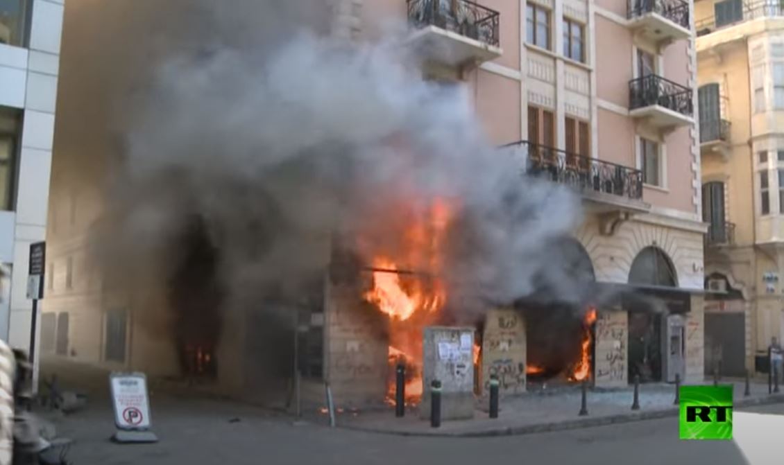 محتجون لبنانيون يحرقون مصرفا في طرابلس