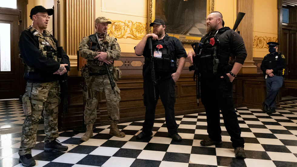 متظاهرون مسلحون يحتجون على القيود الرامية لمنع تفشي كورونا داخل مقر برلمان ولاية ميشيغان الأمريكية