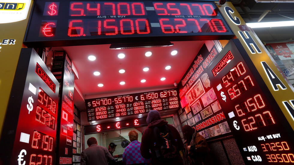 العملة التركية تتراجع إلى 7 ليرات للدولار