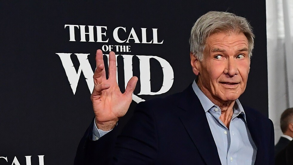 هاريسون فورد يقتحم بطائرته مدرج هبوط في وقت إقلاع طائرة أخرى