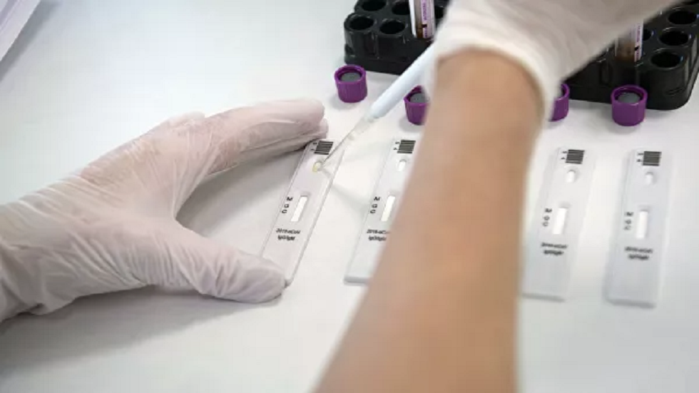 بروفيسور روسي يكشف "خداع" COVID-19 بدون أعراض