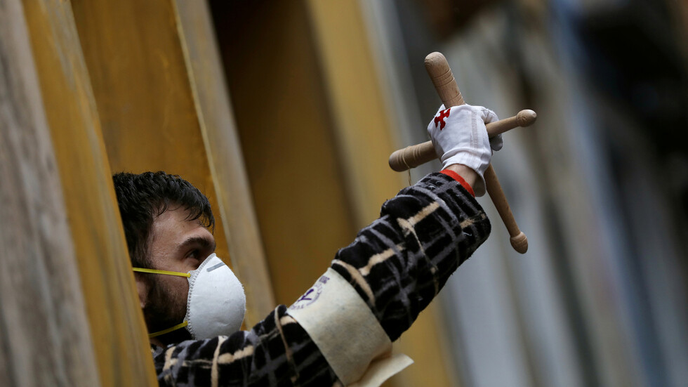 حصيلة الوفيات بكورونا في إسبانيا تتجاوز الـ25 ألفا والحكومة تخفف إجرءات ردع الوباء