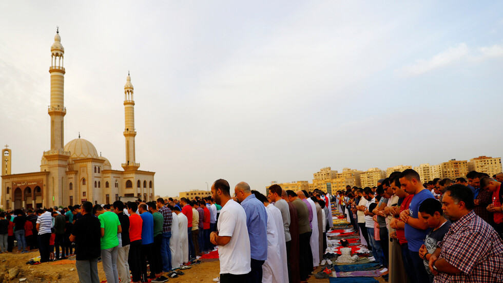 الأوقاف المصرية تصدر قرارا جديدا بشأن صلاة العشاء والتراويح