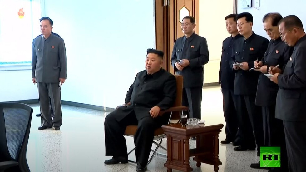 شاهد.. رئيس كوريا الشمالية يدخن ويضحك رغم الشائعات عن مصيره