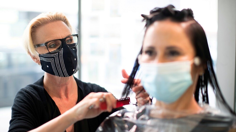 النمساويون يتوافدون على صالونات تصفيف الشعر مع تخفيف قيود كورونا