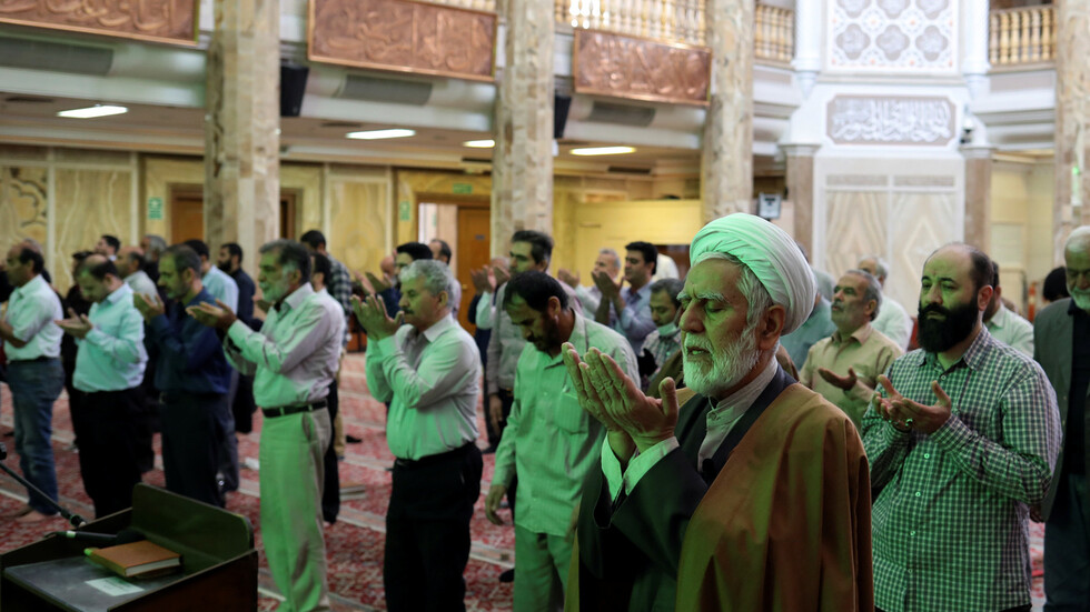 روحاني يعلن إعادة فتح المساجد في المناطق المصنفة "بيضاء"