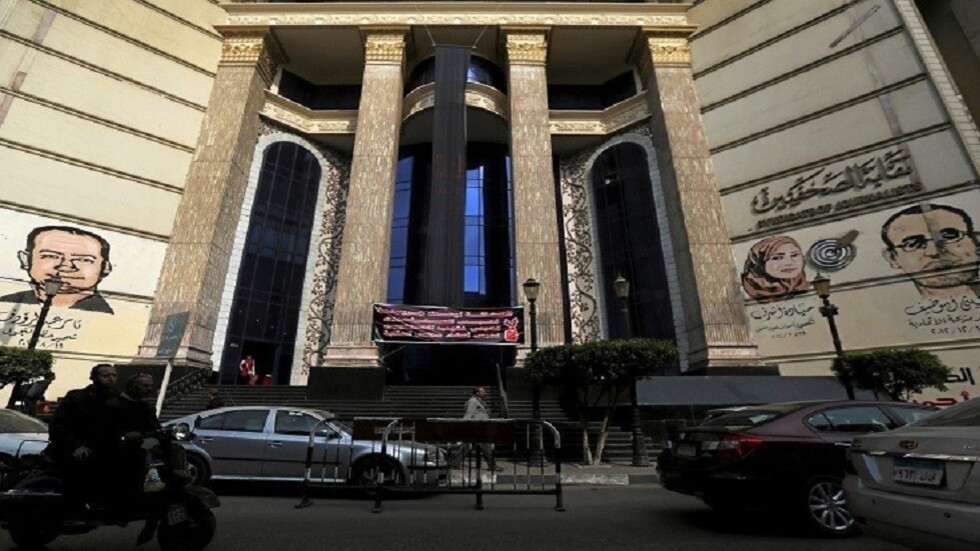 "العفو الدولية" تنتقد تعامل السلطات المصرية مع صحفيين