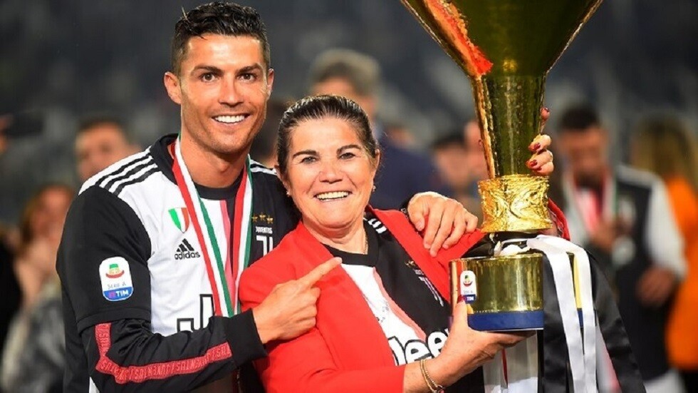 رونالدو يقدم هدية ثمينة لوالدته (صورة)