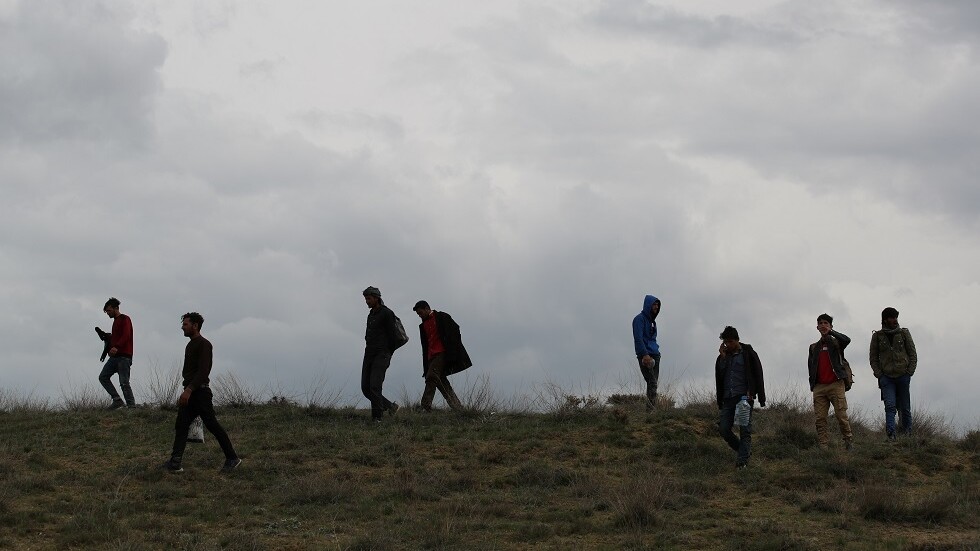 كابل تحقق في تقارير عن تعذيب وإلقاء مهاجرين أفغان في نهر على يد حراس إيرانيين