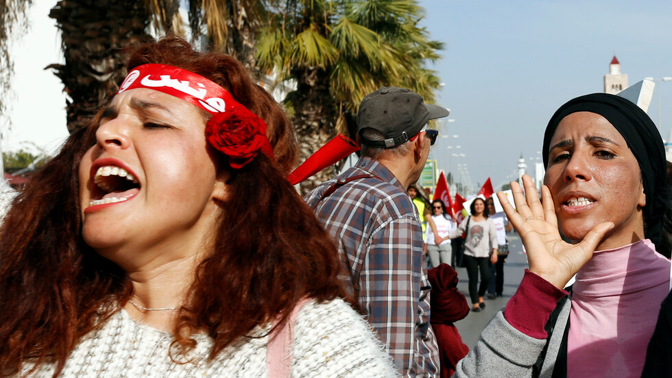 احتجاجات في تونس بعد استثناء بعض الأمهات من تدابير رفع الحجر