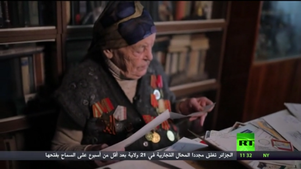 محاربون قدامى يتلقون تكريما عبر