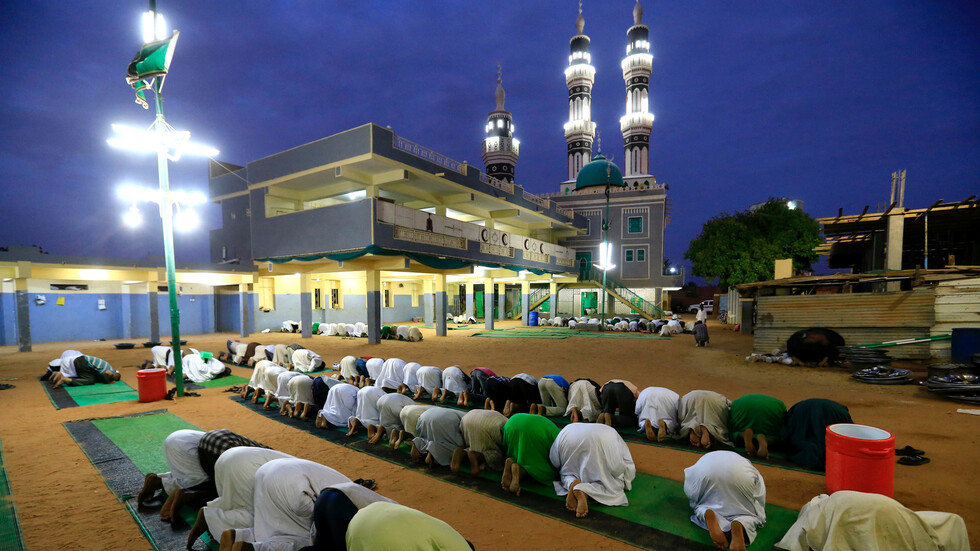 الكشف عن المتسبب ببث أذان المغرب المبكر في تلفزيون السودان.. وهكذا تمت معاقبته!