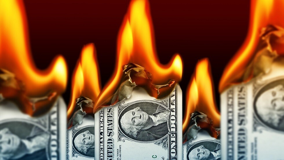 حاول تنظيف النقود من الكورونا..فوضعها في الميكروويف!