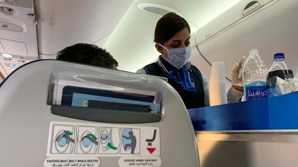 مصر تبدأ جسرا جويا لإعادة آلاف العالقين في الكويت