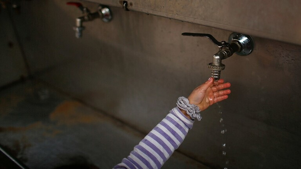 ماذا يحصل إذا شربنا ماء ملوثا بفيروس كورونا؟