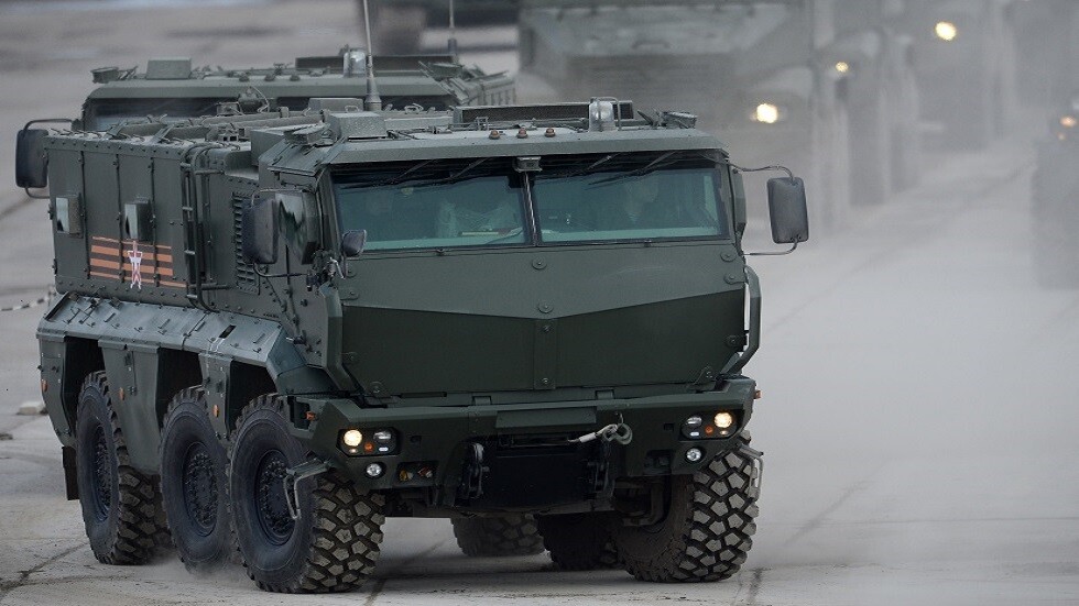 عربة روسية تسحب مدرعة تركية غاصت في الطين (فيديو)