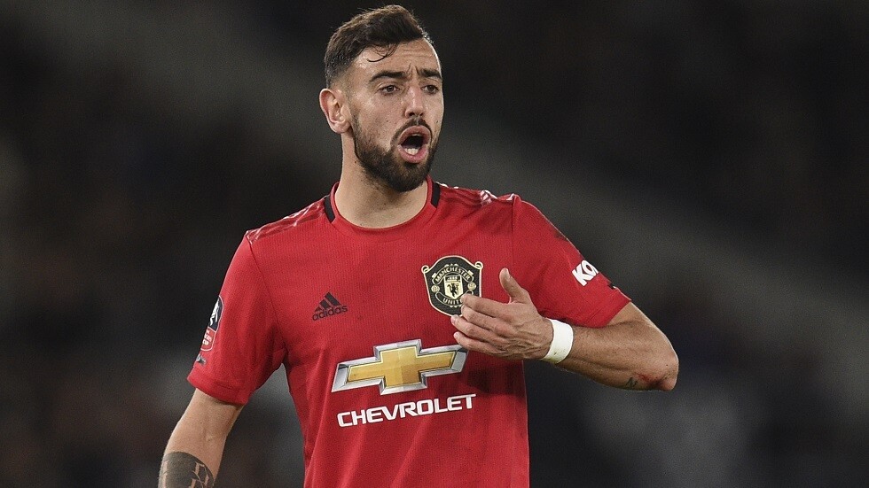 "الفيفا" يحقق في ادعاء "احتيال" في صفقة انتقال فرنانديز إلى يونايتد