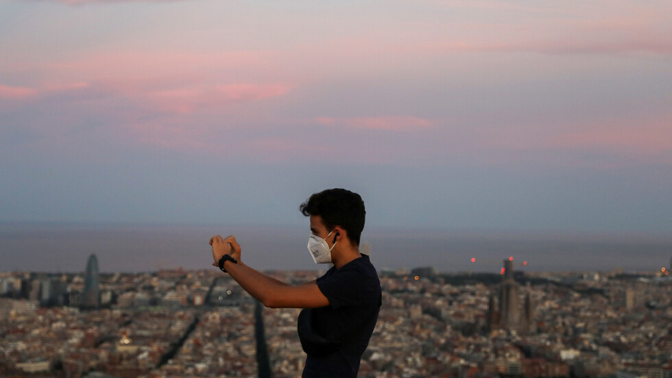 معدل الوفيات جراء كورونا في إسبانيا يعاود الانخفاض