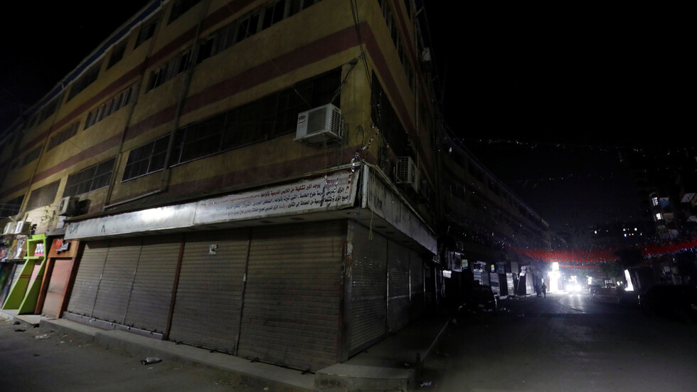 مصريون يستقبلون متعافيا من فيروس كورونا بطريقة غريبة (فيديو)