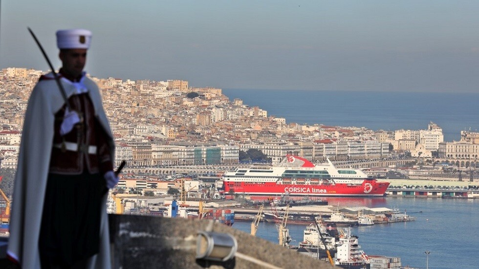 الرئاسة الجزائرية توزع مسودة المشروع التمهيدي لتعديل الدستور