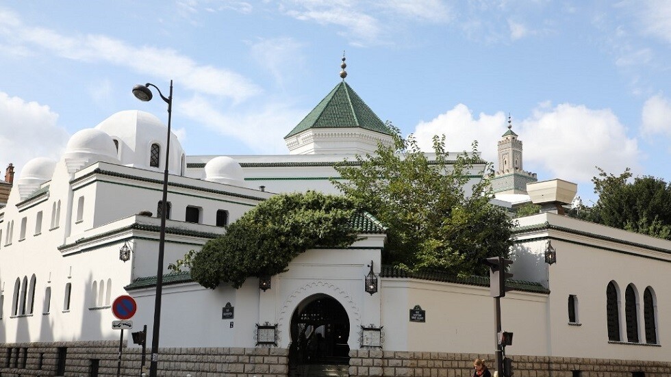 مسجد باريس يستنكر استثناء المسلمين من قرار فتح دور العبادة