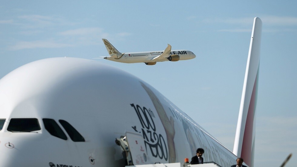 بسبب حالة ولادة.. طائرة إماراتية تعود أدراجها بعد 30 دقيقة من إقلاعها