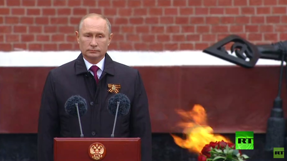 بوتين يتعهد بإقامة احتفالات جديرة بالذكرى 75 للنصر على النازية