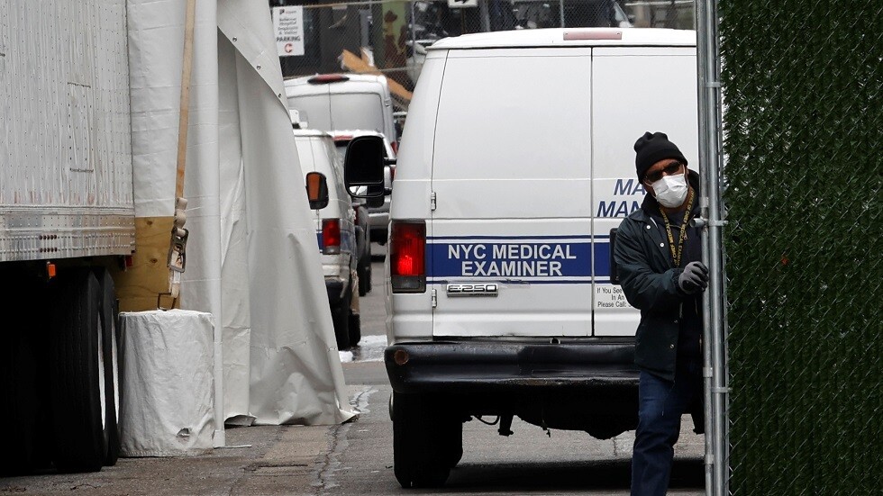 مستشفيات نيويورك تنهي عقود العاملين المؤقتين مع استقرار الوضع الصحي