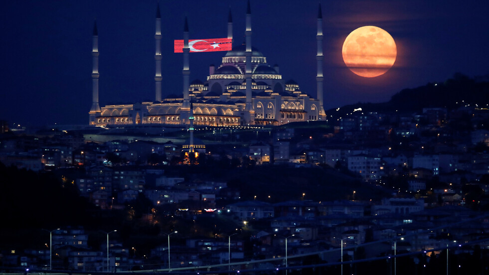 كورونا.. تركيا تسمح للمسنين بالخروج من المنازل لأول مرة منذ شهرين