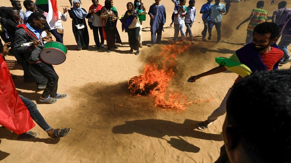 السودان.. البرهان يدعو الجيش للتصدي لأحداث قبلية أوقعت قتلى وخسائر في الممتلكات