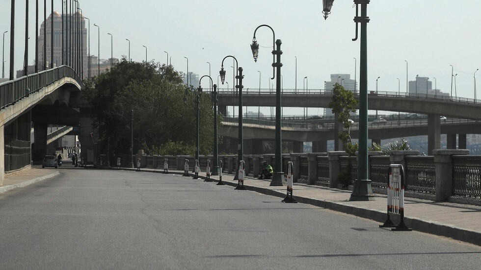 مصر.. القبض على أشخاص خالفوا حظر التجول في ملعب لكرة القدم