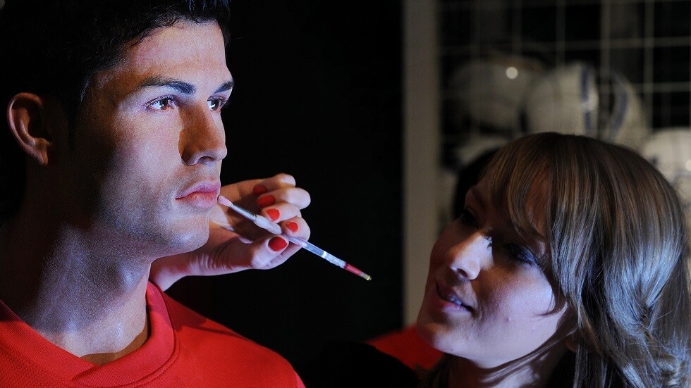 شاهد.. فتاة إيرانية ترسم صورة الأسطورة رونالدو بقدمها