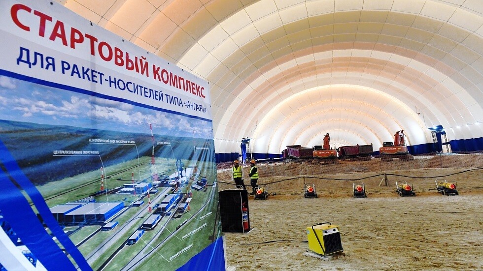 بدء عملية تجميع منصة لإطلاق صاروخ 