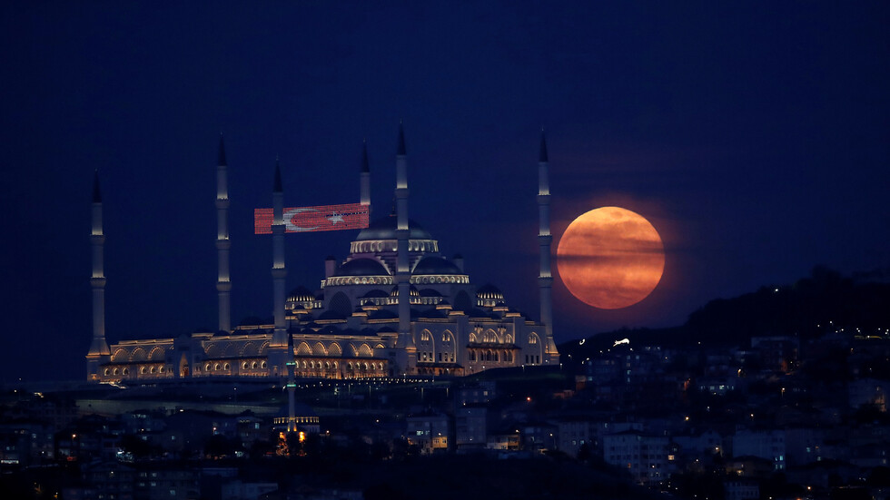 تركيا تزحف نحو حدود أعدائها العرب