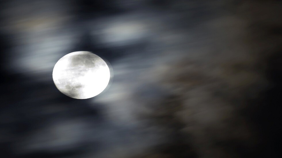 اكتشاف جديد يشكك في النظرية المتداولة لنشوء القمر