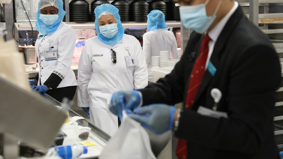 عدد المصابين بكورونا في الإمارات يقترب من 20 ألفا وفي سلطنة عمان تجاوز 3700