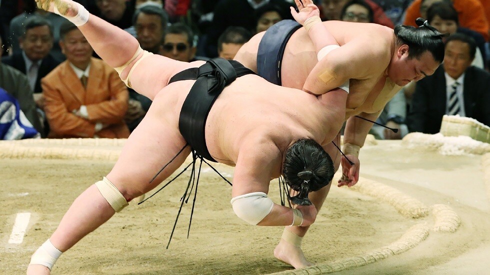 وفاة مصارع سومو ياباني بفيروس كورونا