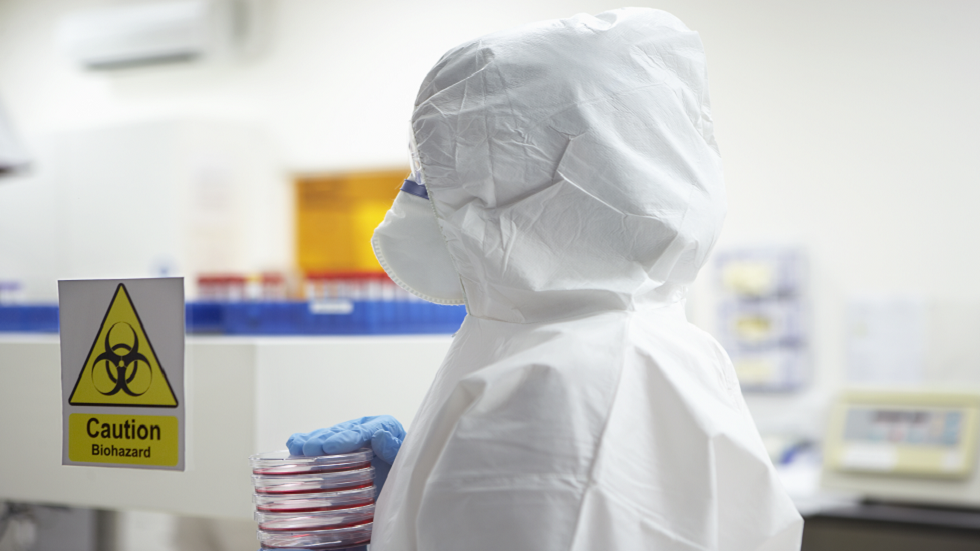 شاهد بالعين المجردة كيف تنتقل الجراثيم بسهولة من شخص لآخر