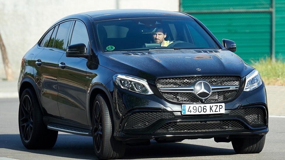 شاهد.. ميسي يغير مظهره